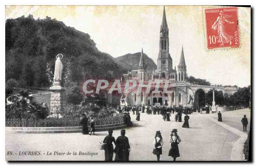 CPA Lourdes La Place de la Basilique 