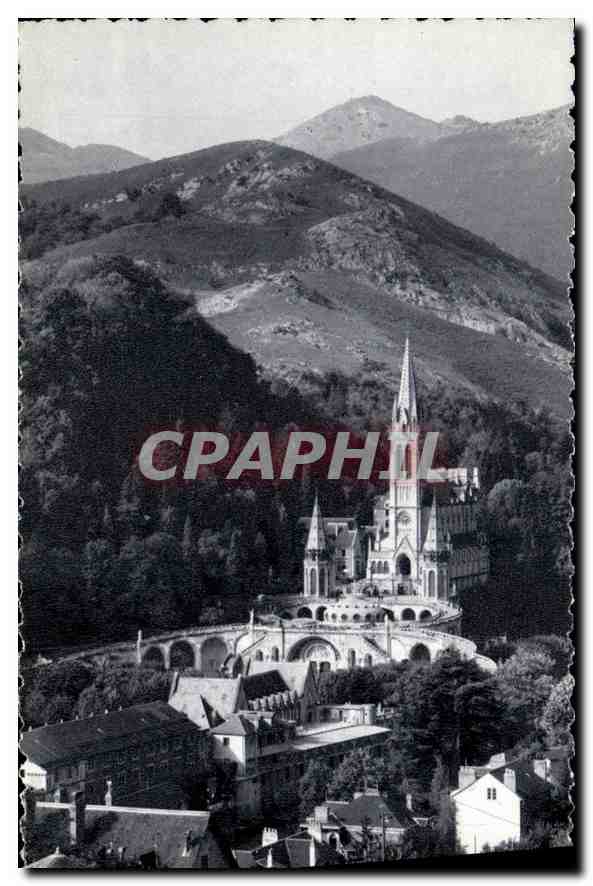 CPA Lourdes La Basilique et la Montagne du Calvaire 