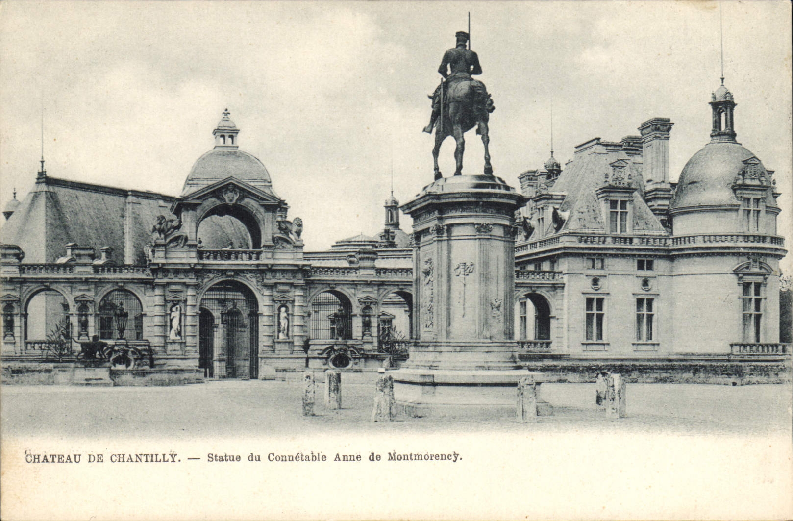 CPA Chateau de Chantilly Statue du Conuetable Anne de Montmorency 