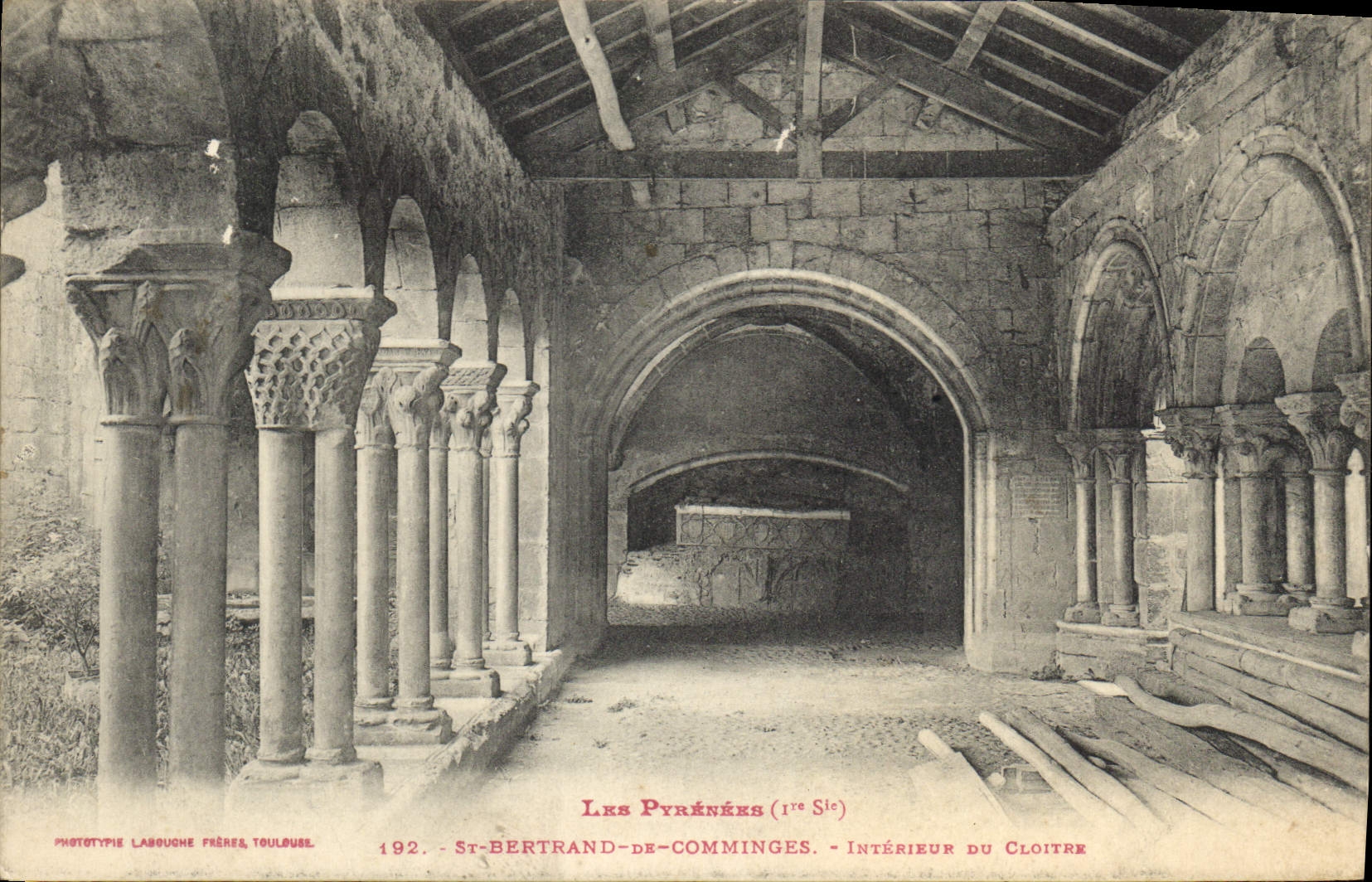 CPA Les Pyrennes St Bertrand de Comminges Interieur de Cloitre 