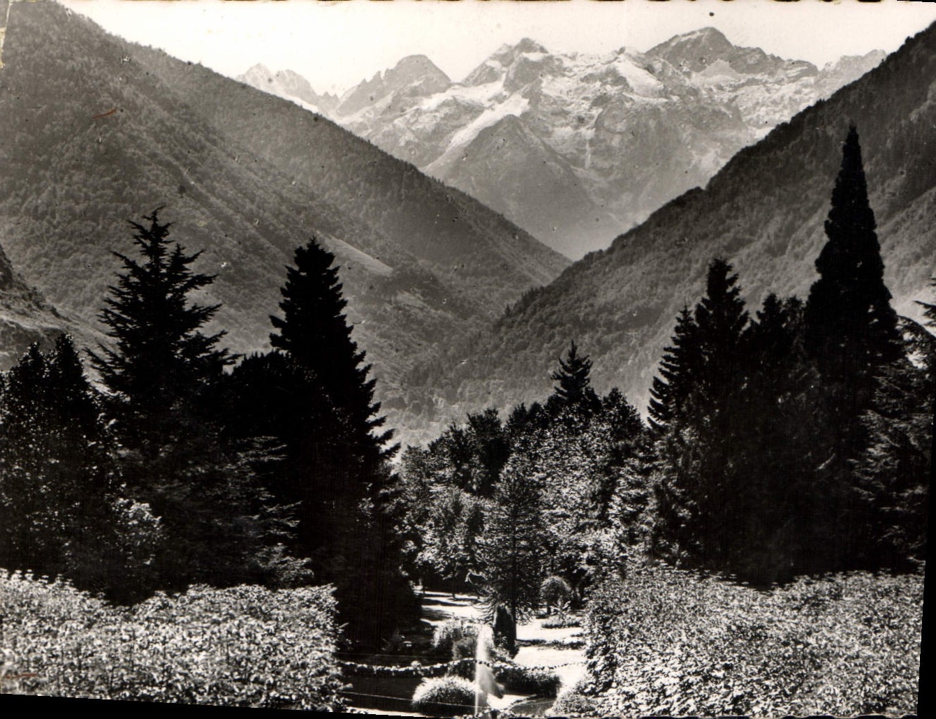 Luchon - Le Parc et le Port de Venasque vus du Casino — Réal-Photo, n°23