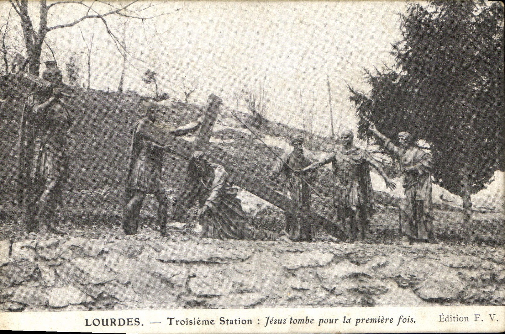 CPA Lourdes Troisieme Station Jesus tombe pour la premiere fois 