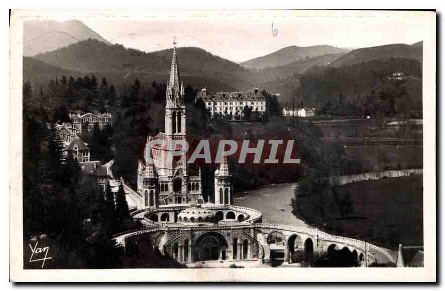 CPA Lourdes la Basilique vue du Chateau Fort 