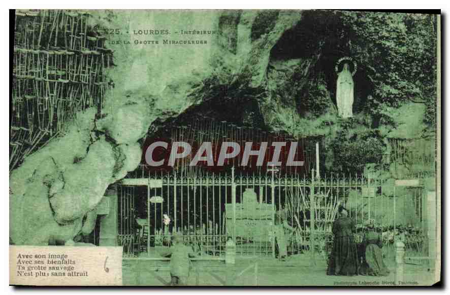CPA Lourdes Interieure de la Grotte Miraculeuse 