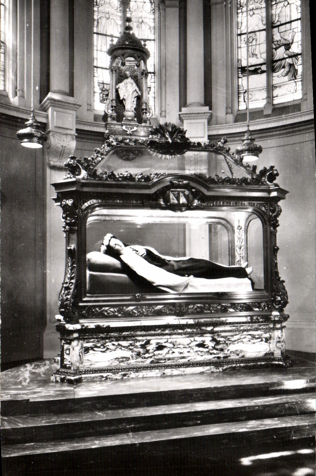 Châsse de l'Enfant-Jésus — Carmel de Lisieux — statue de la Vierge du Sourire
