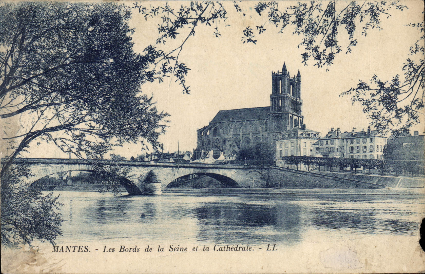 Mantes - Les Bords de la Seine et la Cathédrale - LL