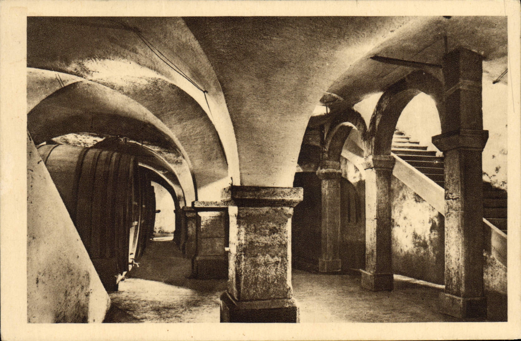 Fourvoirie - Dauphiné — Accès des caves où la Chartreuse vieillit dans des foudres de 11.000 litres — Édition de la Compagnie Française de la Grande Chartreuse