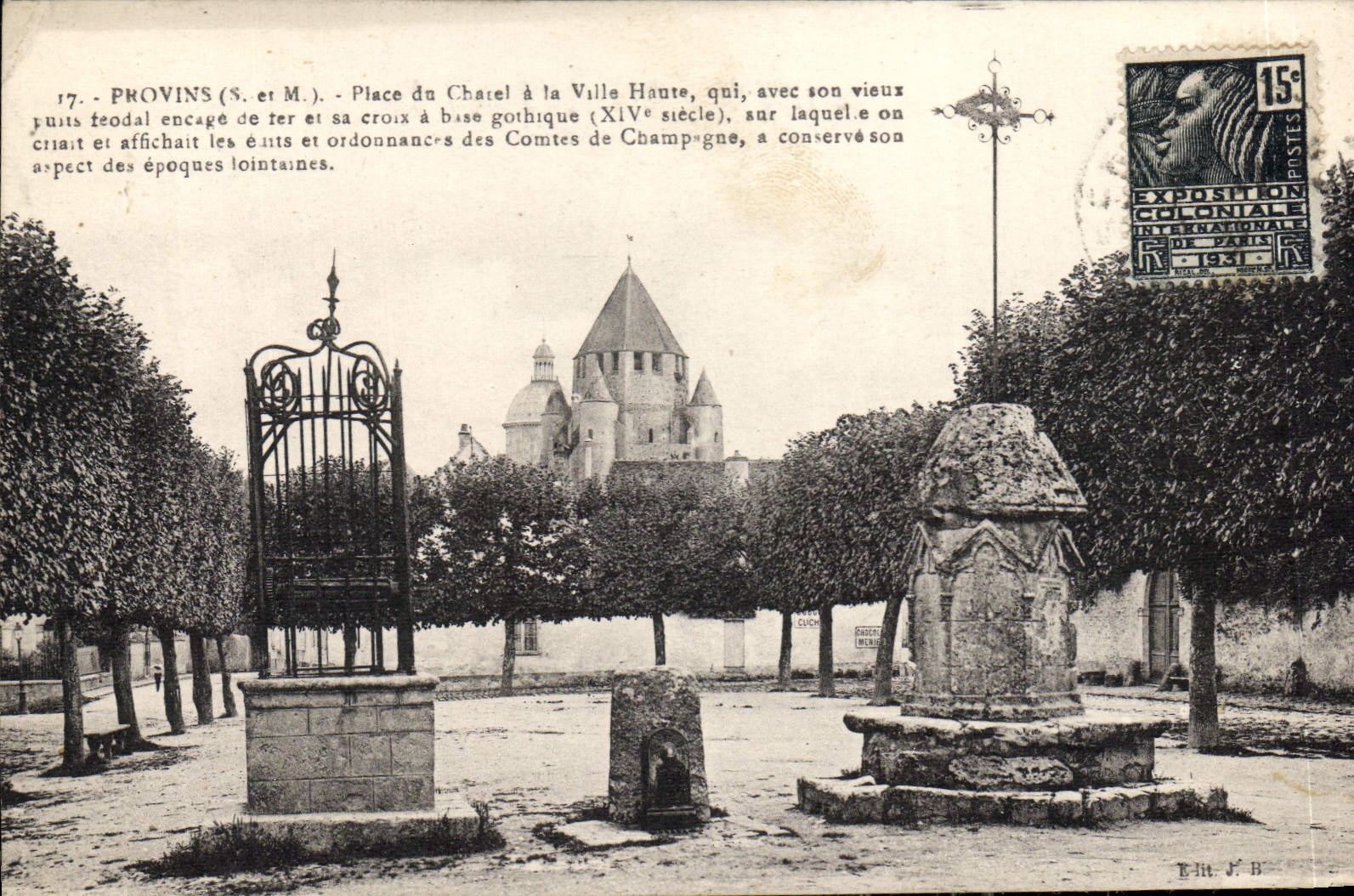 Provins (S.-et-M.) - Place du Château à la Ville Haute avec puits féodal et croix gothique du XIVe siècle