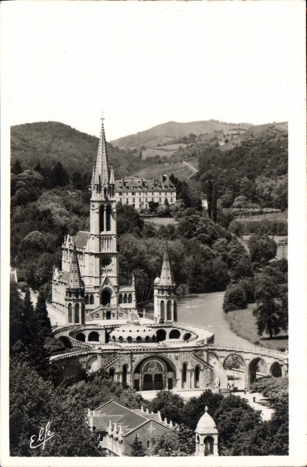 CPA Lourdes Vue plongeante sur la Basilique et la Vallee du Gave 