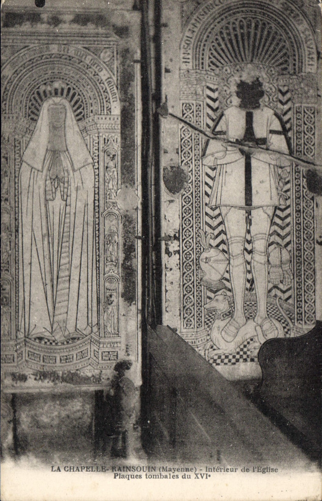 La chapelle-Rainsouin (Mayenne) — Intérieur de l'église, plaques tombales du XVIe — sans éditeur ni numéro visible