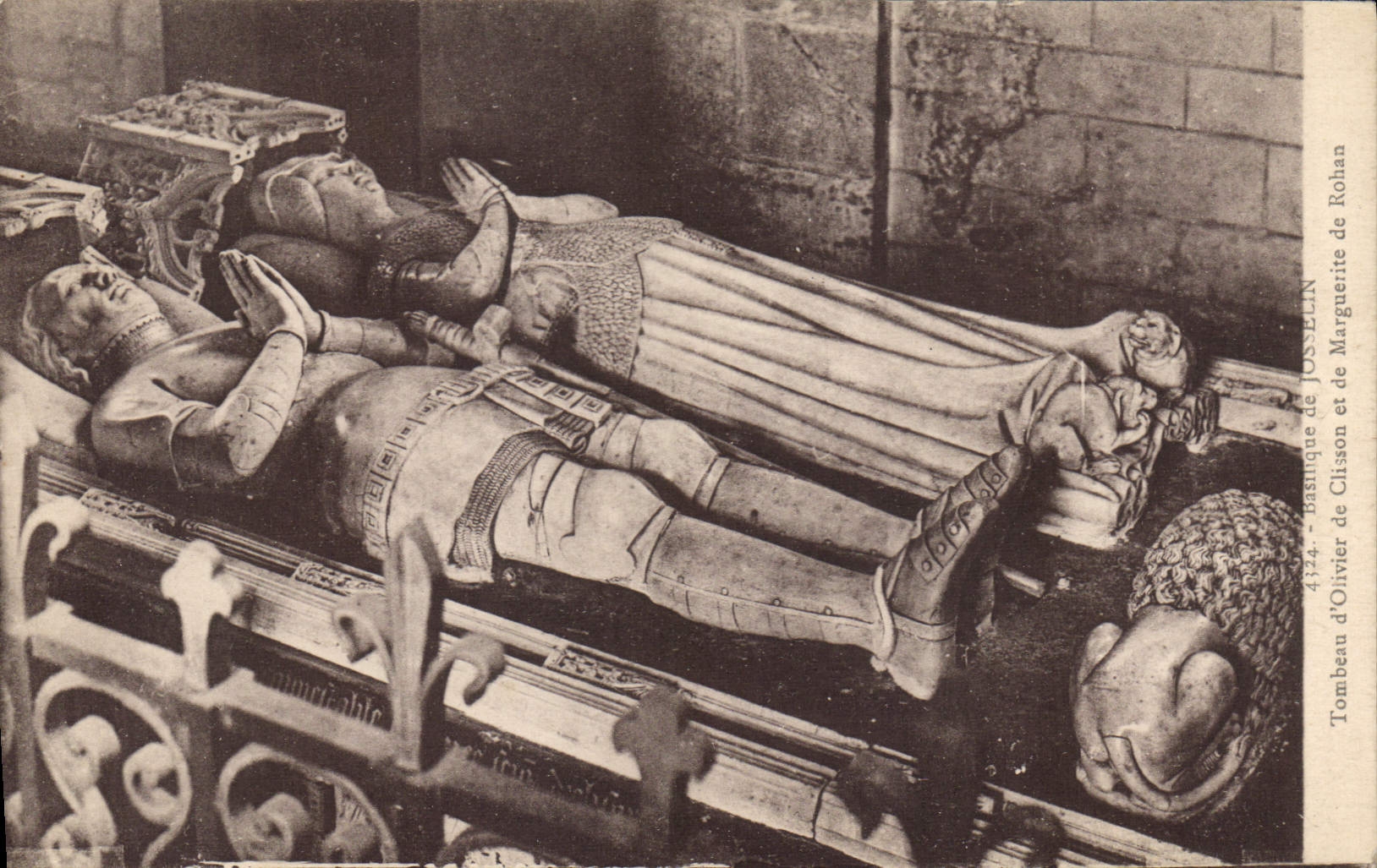 CPA Basilique de Joselin Tombeau d'Olivier de Clisson et de Marguerite de Rohan 