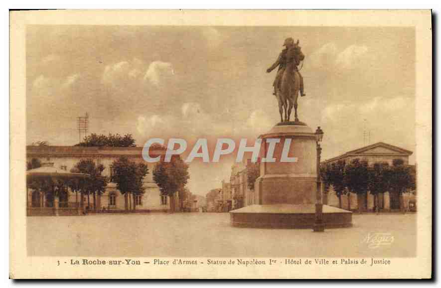 CPA La Roche sur Yon Place d'Armes Statue De Napoleon Hotel de Ville et Palais de Justice 