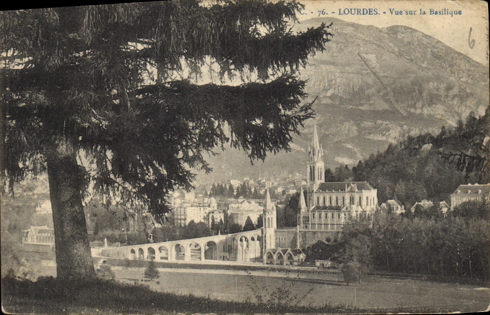 CPA Lourdes Vue sur la Basilique 