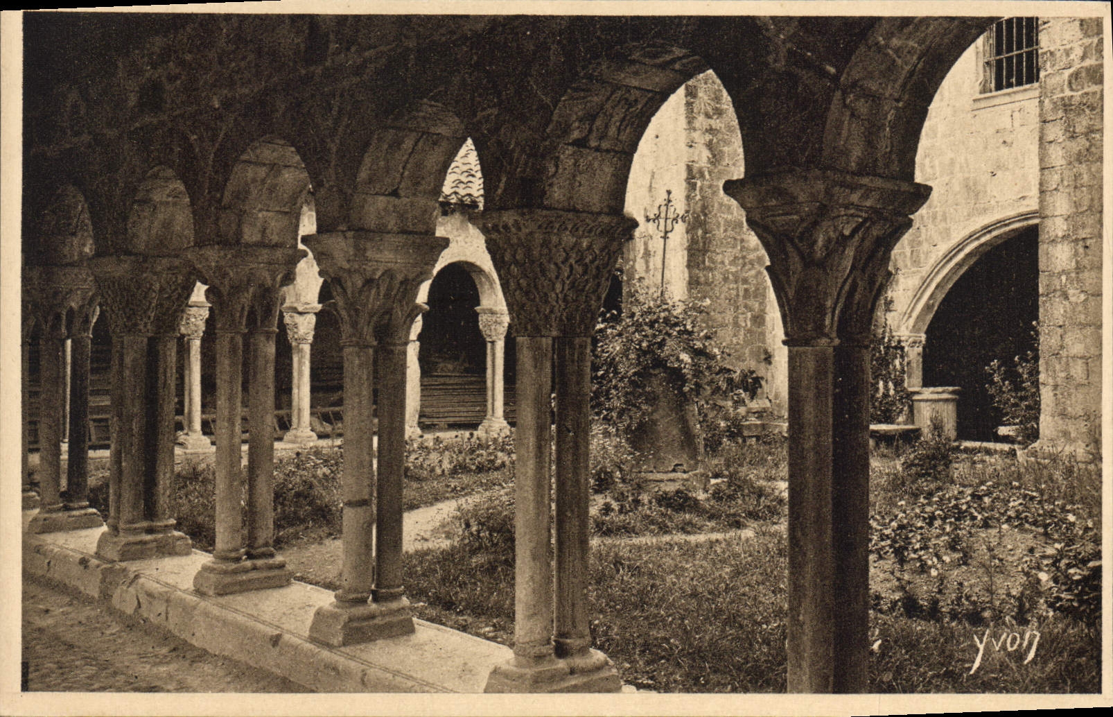 CPA Les Pyrenees Le Cloitre de St Bertrand de Comminges 