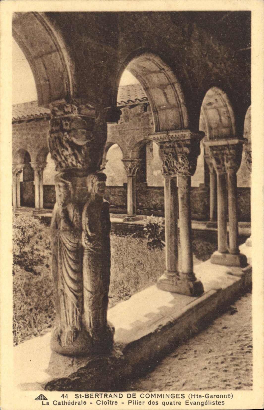 CPA St Bertrand de Comminges Hte Garonne La Cathedrale Cloitre Pilier des quatre Evangelistes 