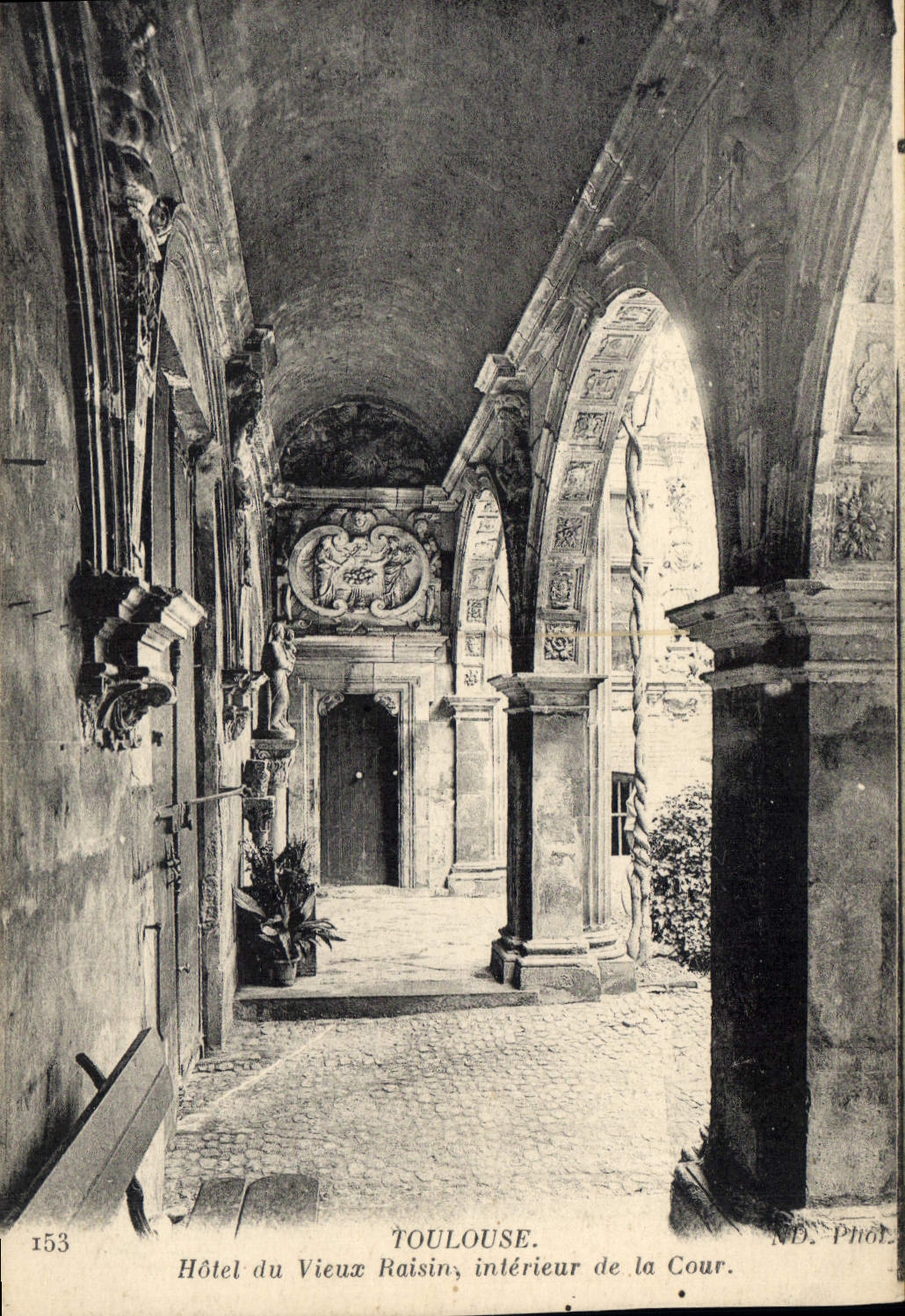 Hôtel du Vieux Raisin, intérieur de la Cour — Toulouse — ND. Phot.