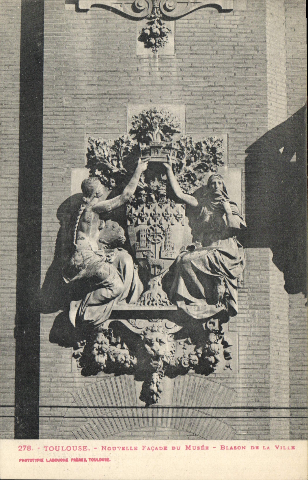 Toulouse - Nouvelle façade du Musée - Blason de la Ville