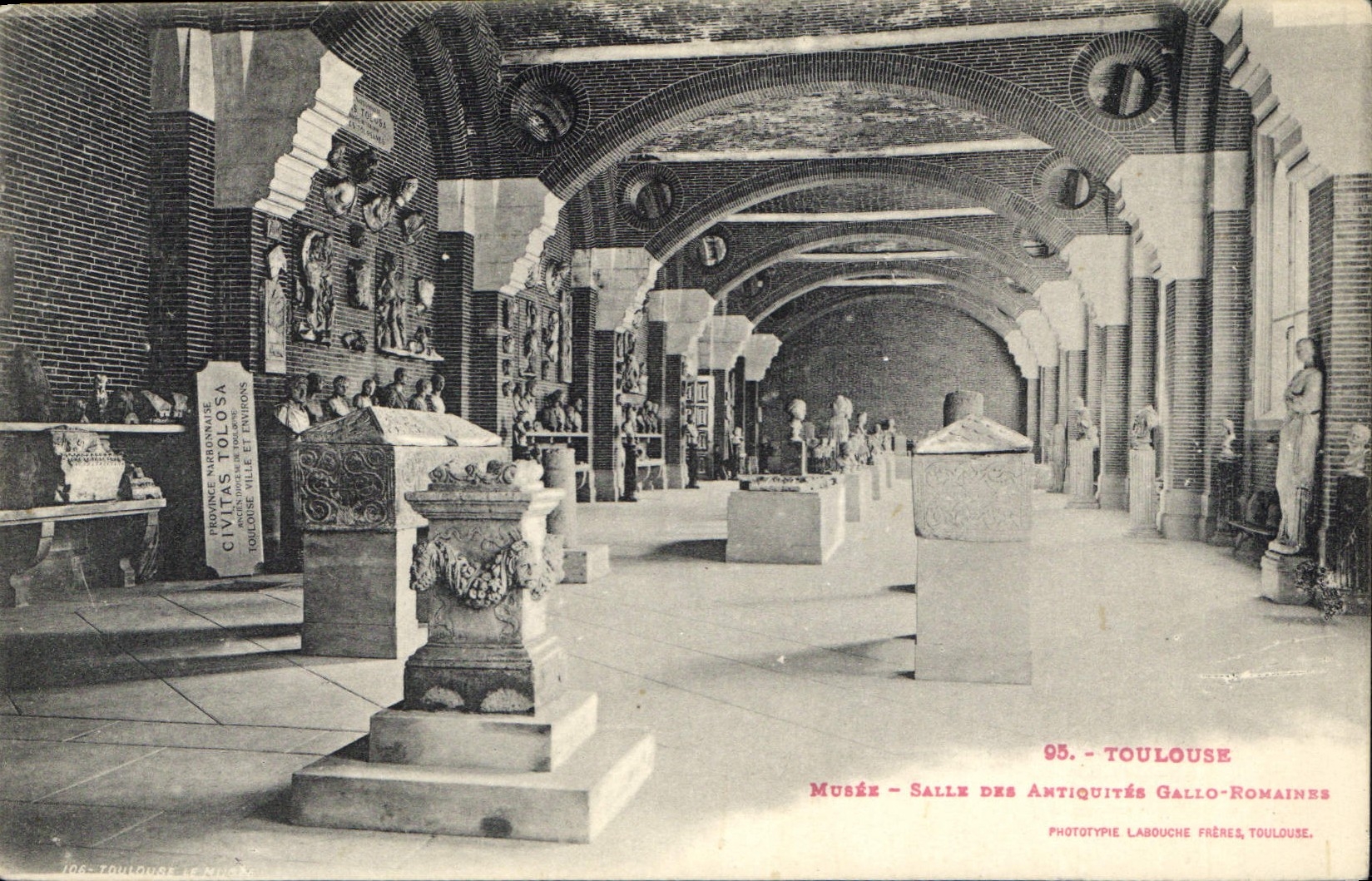 Musée - Salle des Antiquités Gallo-Romaines — Toulouse — Phototypie Labouche Frères, Toulouse