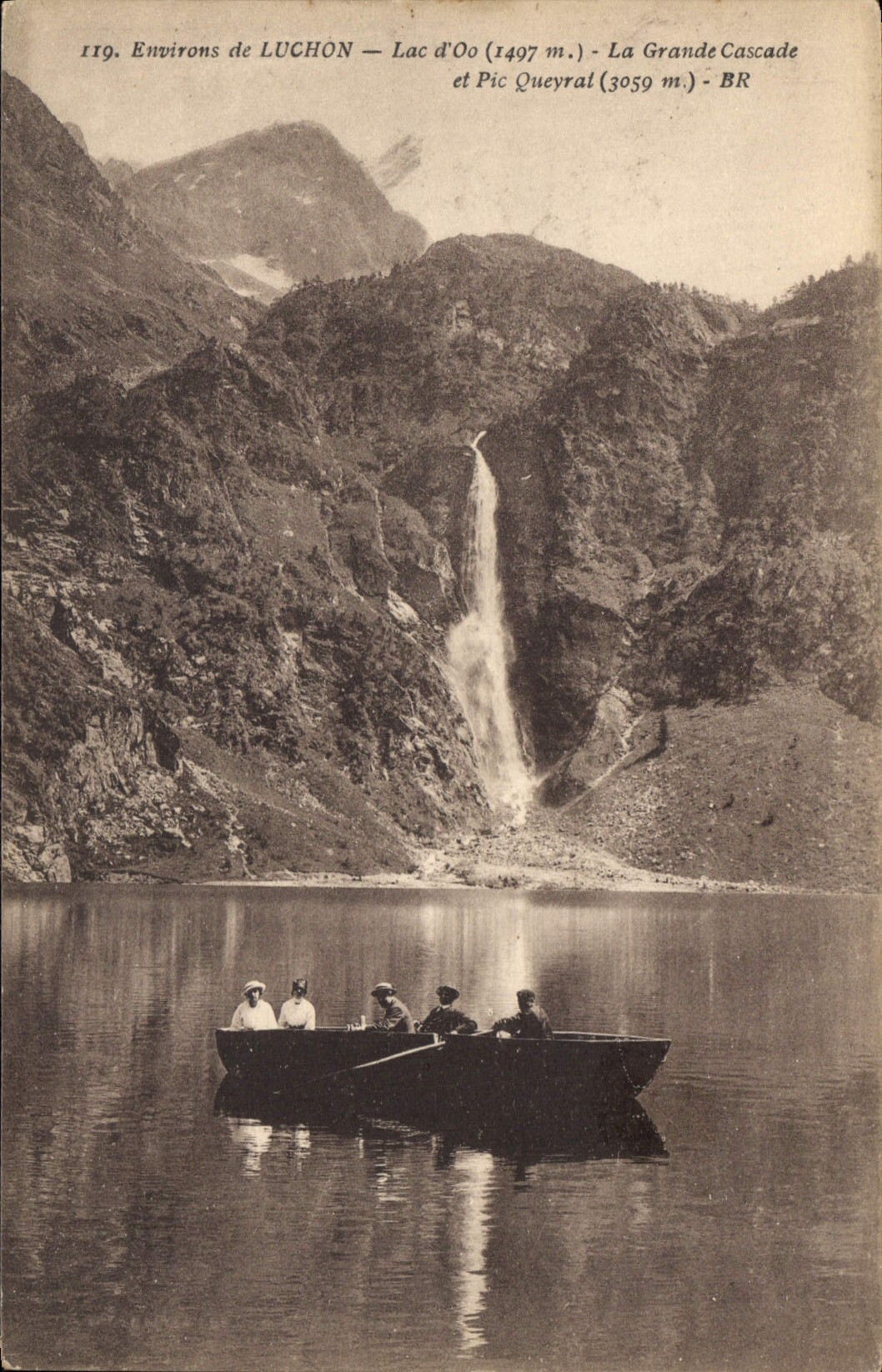 CPA Environs de Luchon Lac d'Oo La Grande Cascade et Pic Queyrat Bateau