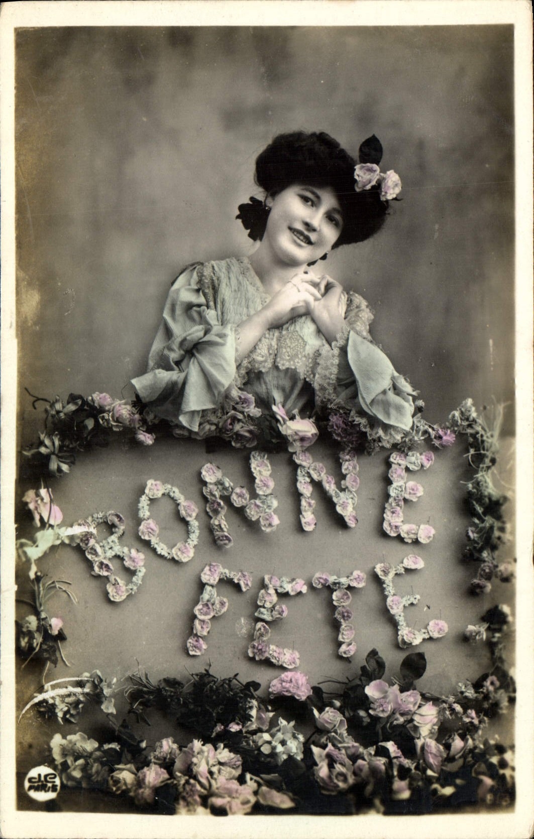 Mujer sonriente — 'BONNE ANNEE PETITE' en flores — SIE PARIS