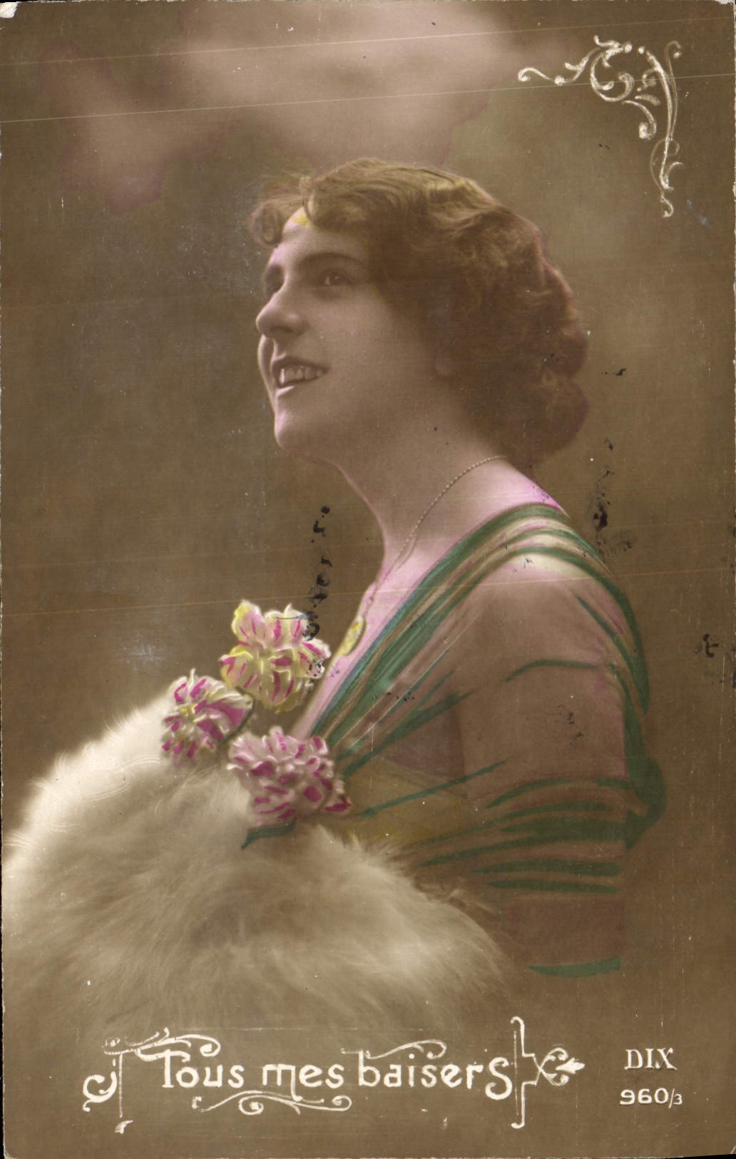 Je t'envoie mes baisers — femme en robe à rayures et écharpe fourrée — éditeur DIX n° 960/3