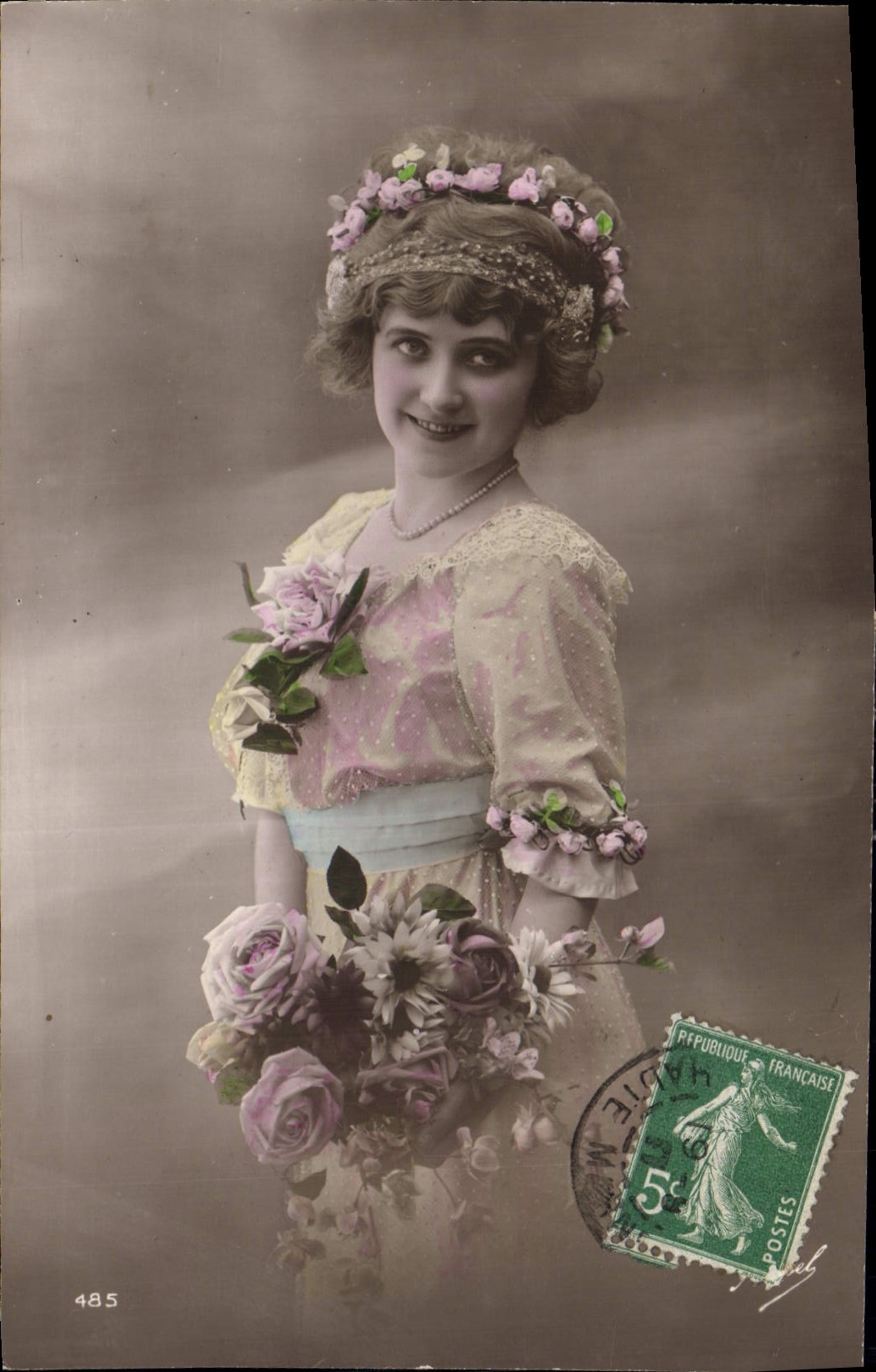Jeune femme en robe à fleurs — couronne de fleurs — série 485 — éditeur non identifié