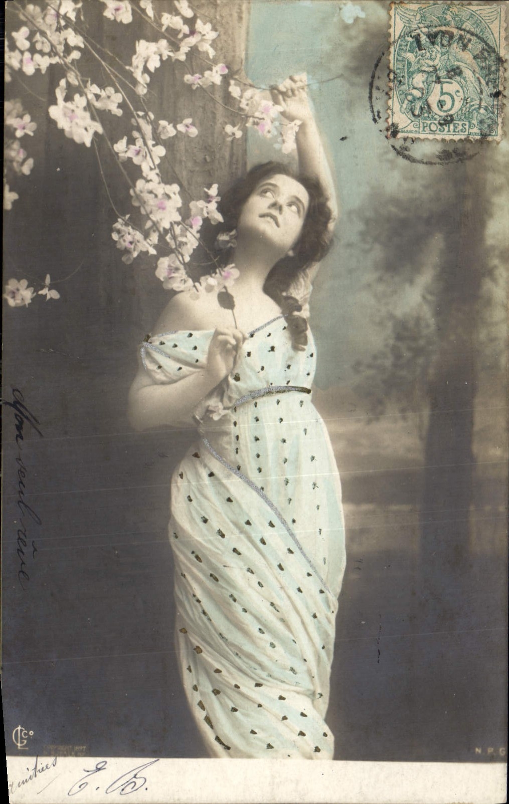 Femme sous fleurs — scène de jardin — éditeur N.P.C. — série 51 n° 9