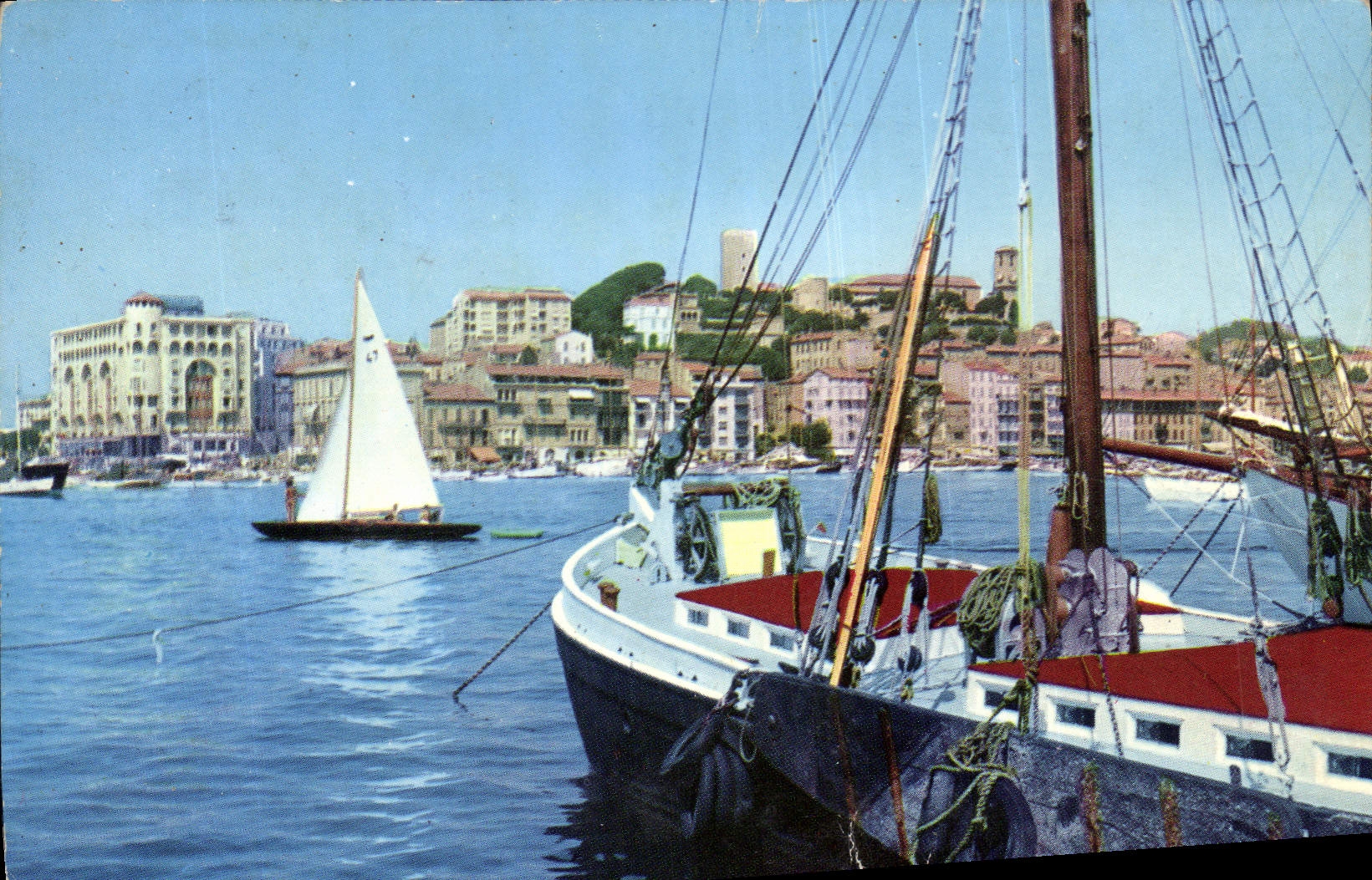Cannes — Vue sur le Suquet et le Quai Saint-Pierre — Éditions d'Art Montluel, n°172
