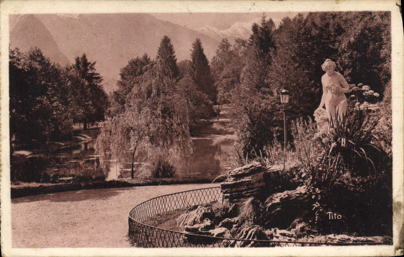CPA Les Beaux Paysages de France Les Pyrenees Luchon Le Parc des Quisconces et la Statue de la Valle