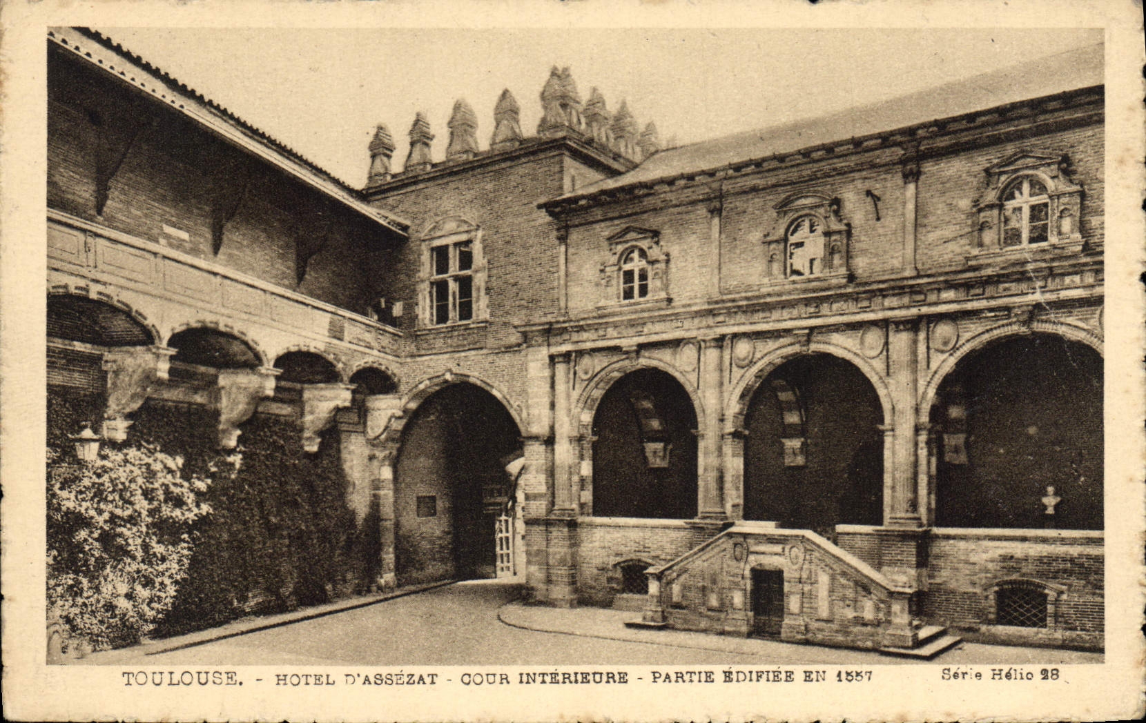 Toulouse - Hôtel d'Assézat - Cour intérieure - Partie édifiée en 1557 - Série Hélio 28