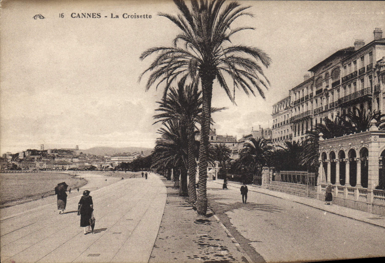 CANNES - La Croisette — vue de la promenade bordée de palmiers et de bâtiments