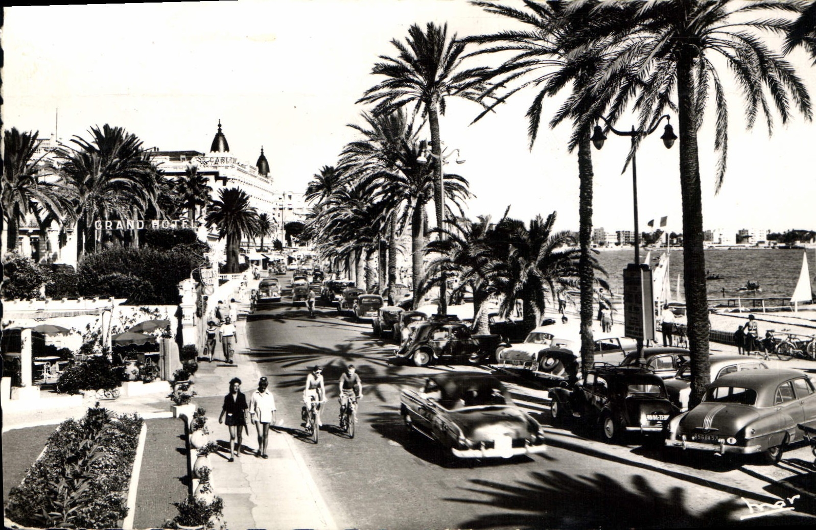 Cannes - Grand Hôtel Carlton — vue de la promenade des Anglais avec voitures et cyclistes — éditeur 'L'Éditeur de la Côte d'Azur'