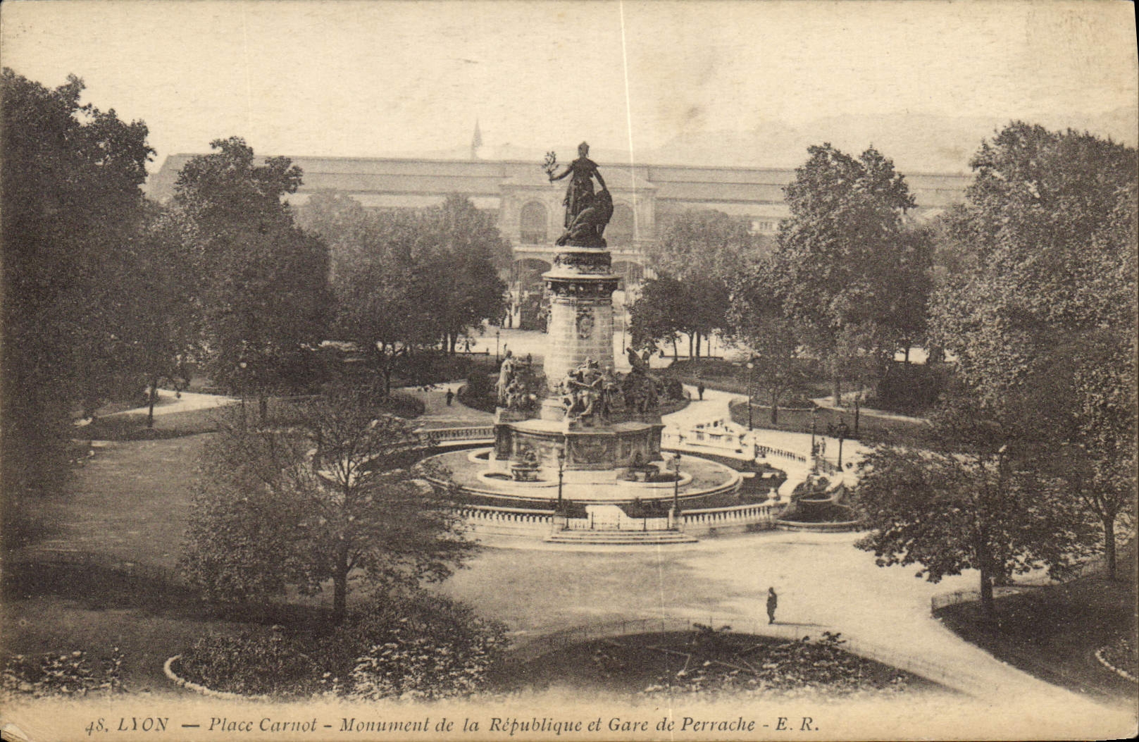 LYON — Place Carnot — Monument de la République et Gare de Perrache — E.R.