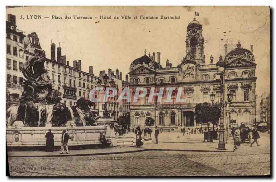 CPA Lyon Place des Terreaux Hotel de Ville et Fontaine Bartholdi
