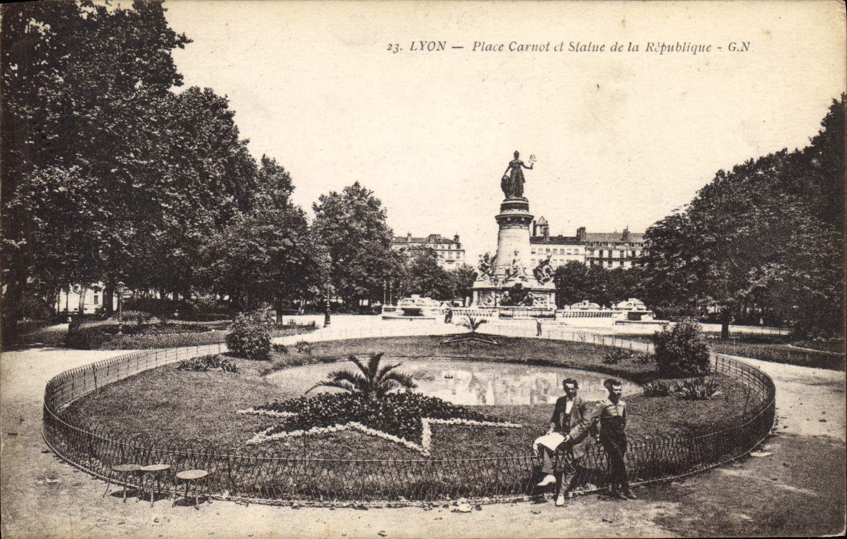 CPA Lyon Place Carnot et Statue de la Republique 