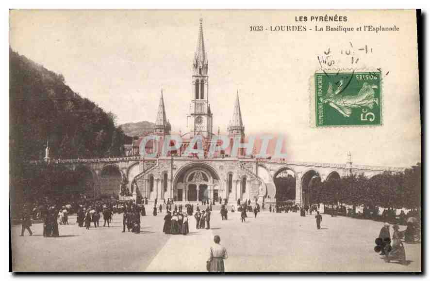 CPA Les Pyrenees Lourdes La Basilique et l'Esplanade 