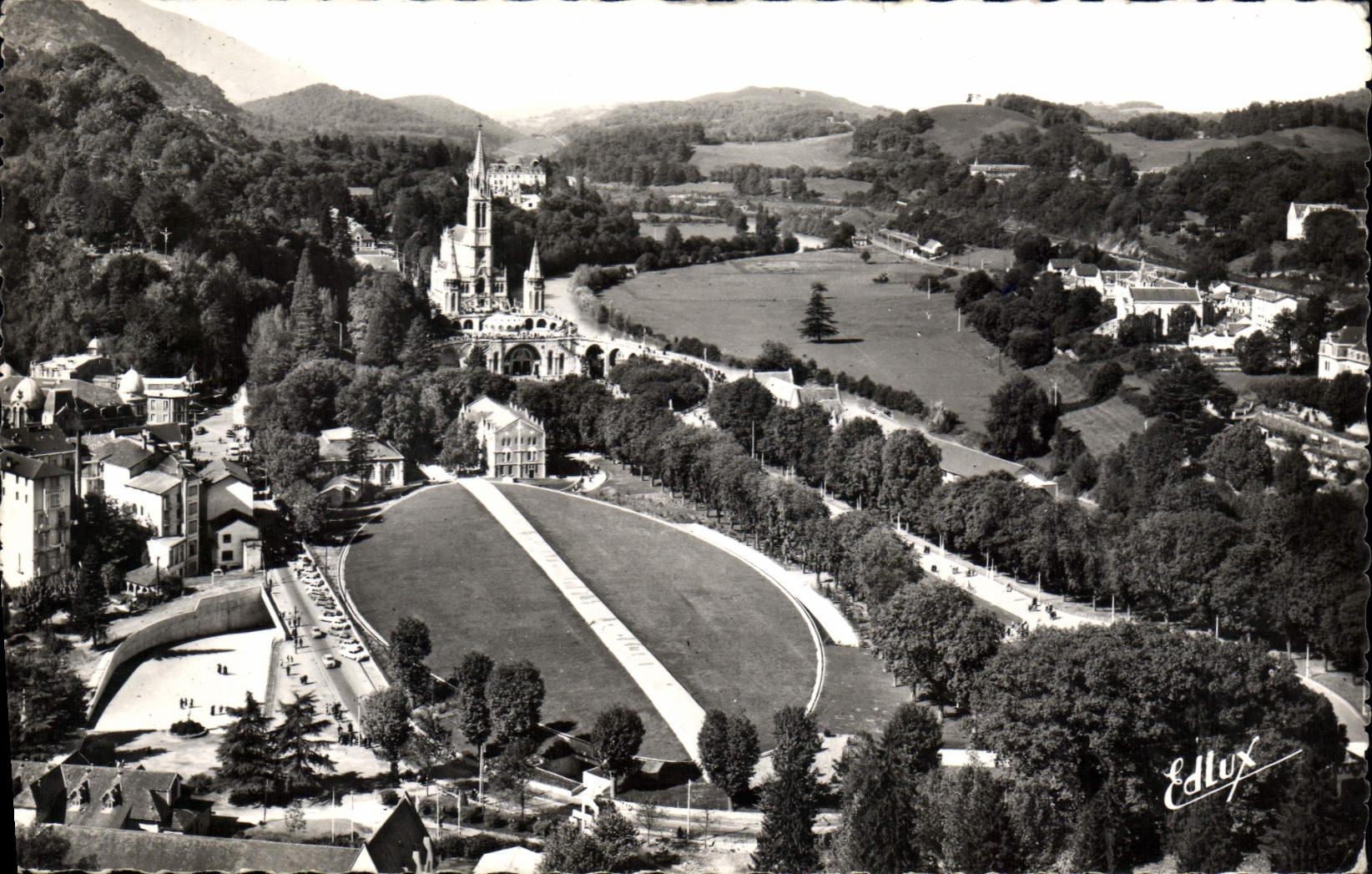 CPA Lourdes La Basilique Souterraine T Pie X langeur 60 m recouverte de gazon 