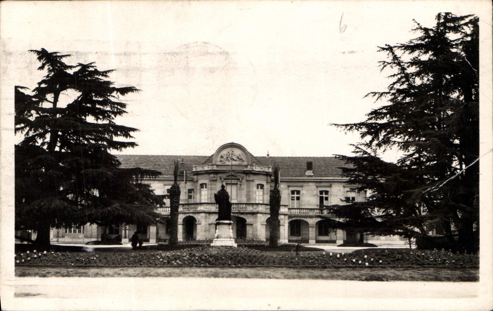 Hôtel de Ville de Montpellier — vue avec statue — Cartes TANT