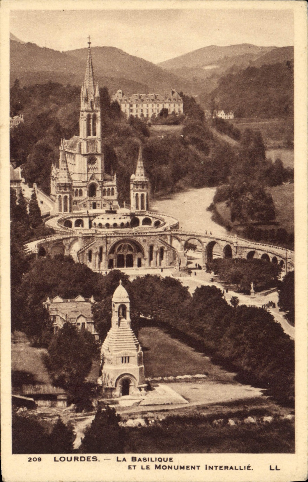 CPA Lourdes la Basilique et le Monument Interallie 