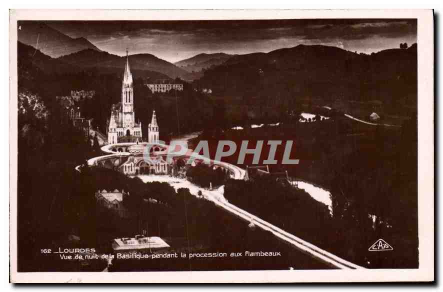CPA Lourdes vue de nuit de la Basilique pendant la procession aux flambeaux 