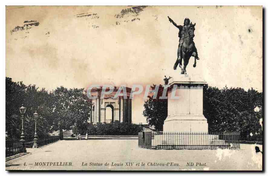 CPA Montpellier la Statue de Louis XIV et le Chateau d'Eau 