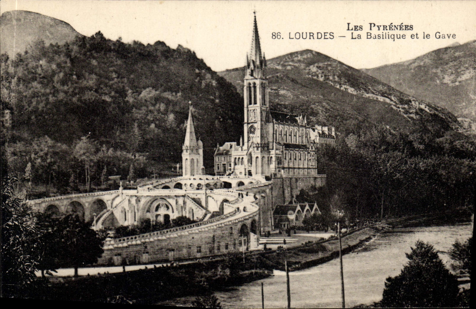 Lourdes — La Basilique et le Gave — Les Pyrénées