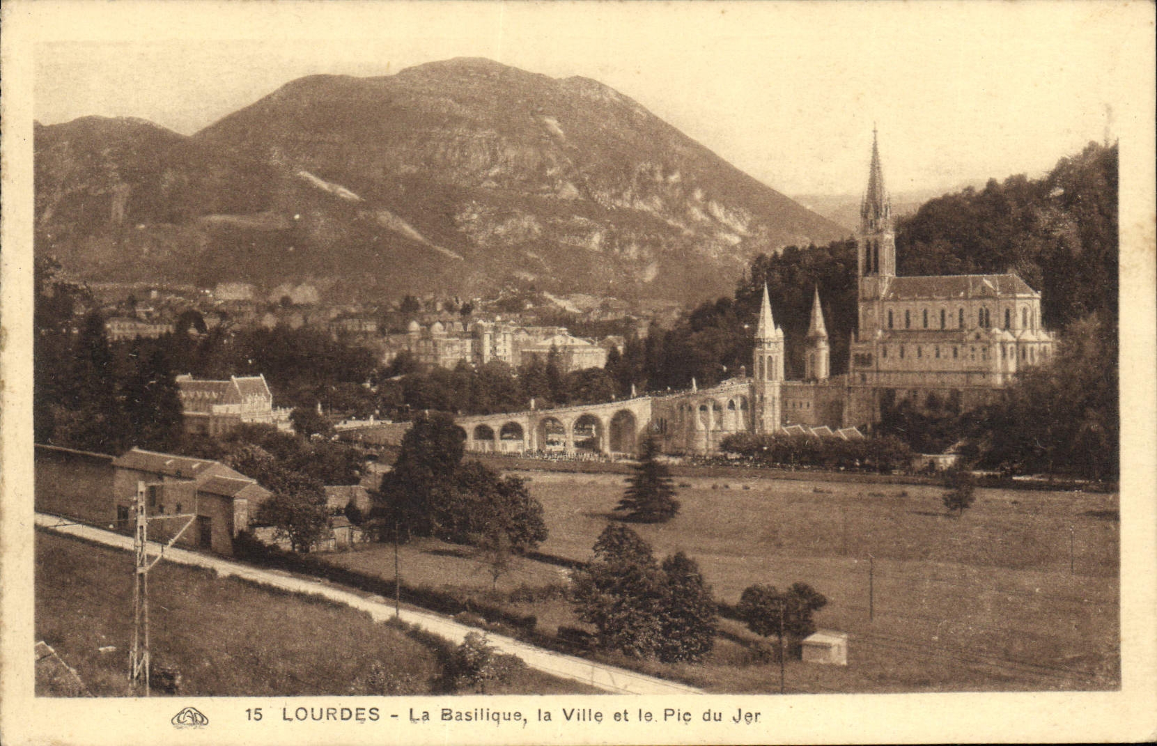 CPA Lourdes la Basilique la Ville et le Pic du Jer 