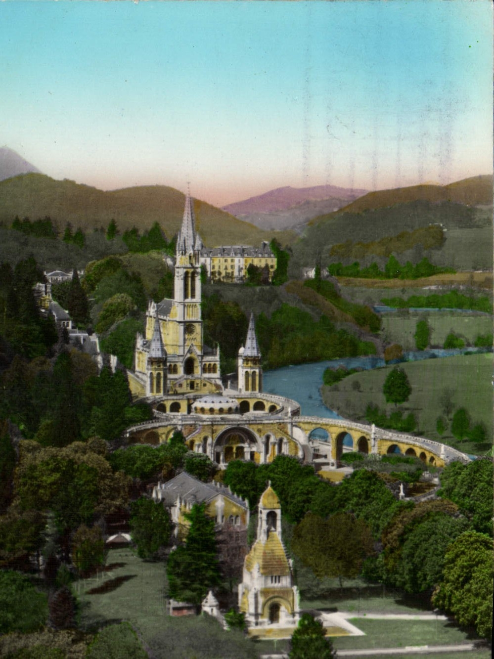 CPA Lourdes la Basilique et le Gave Monument Interallie 
