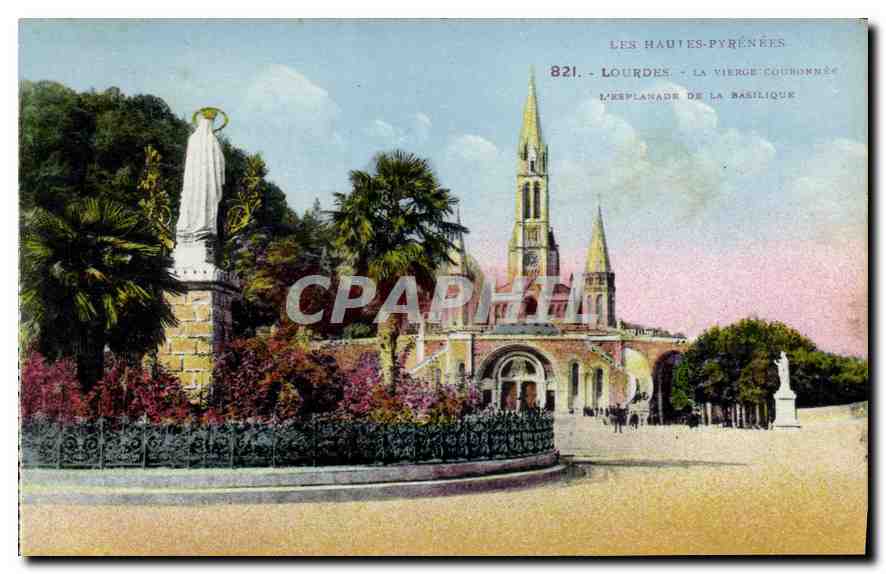 CPA Les Hautes Pyrenees Lourdes la Vierge Couronnee l'esplanade de la Basilique 