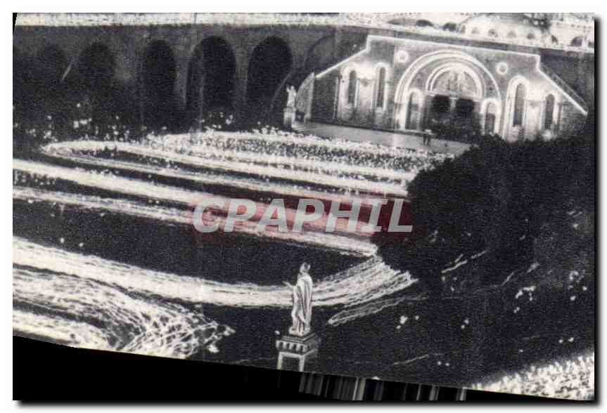 CPA Lourdes Htes Pyr la Basilique Illuminee et la Procession aux Flambeaux 