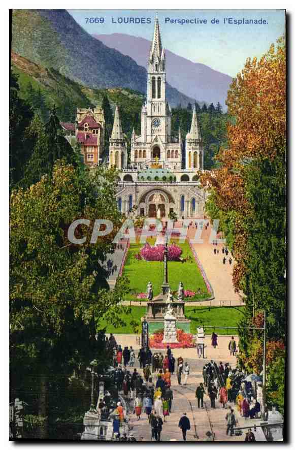 CPA Lourdes Perspective de l'Esplanade 