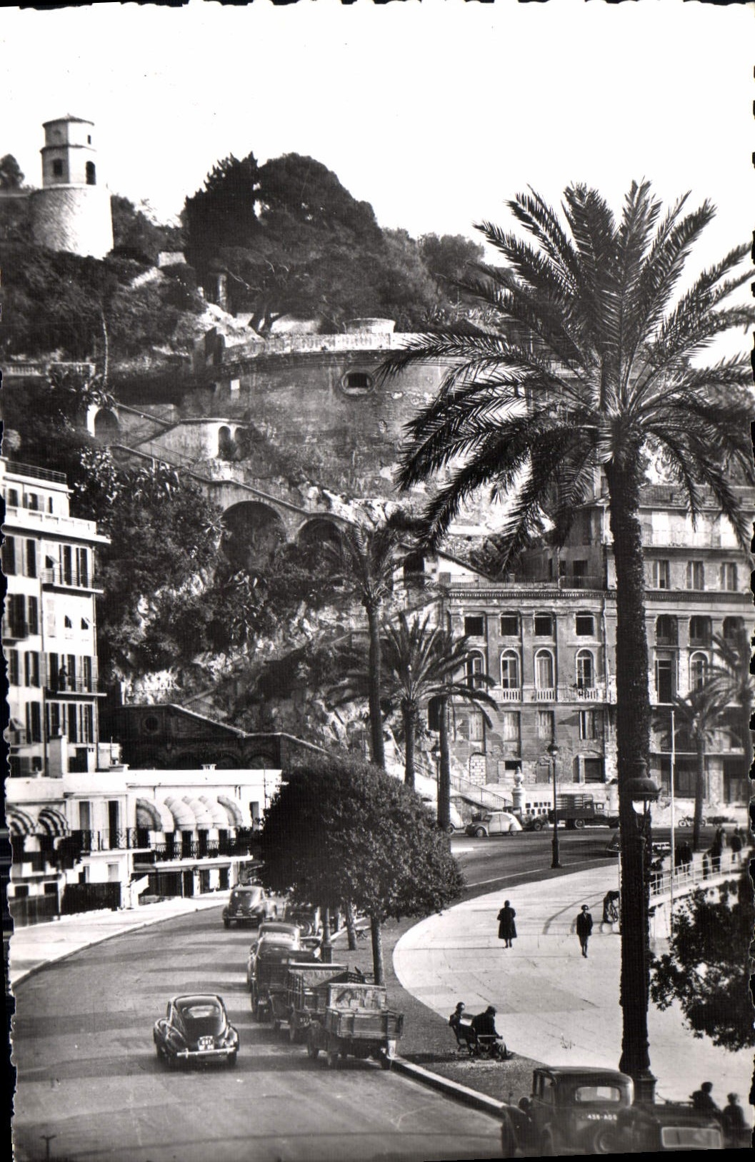 CPA Nice A M Ascenseur du Chateau vue de la Montee Lesage la Tour Bellanda et a gauche la tourelle d
