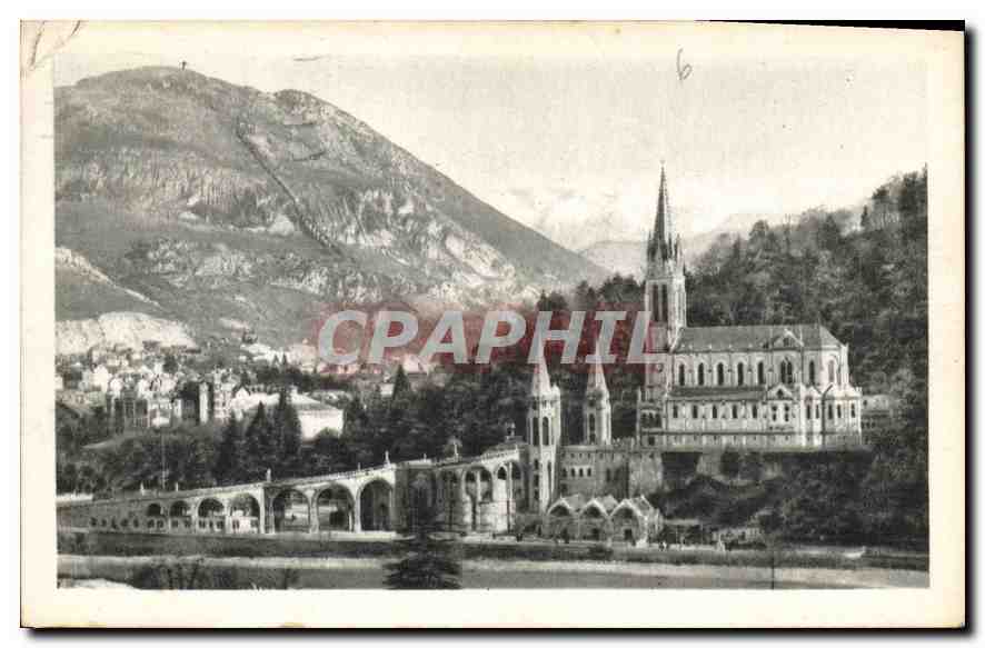 CPA Lourdes La Basilique et les montagnes 