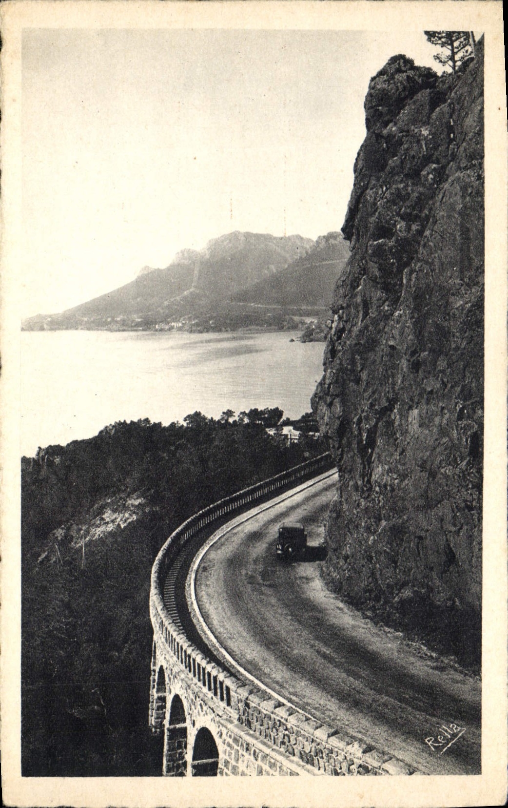 Route de la Corniche d'Or entre Théoule et le Trayas — Collection Bella 'La Cave d'Azur' — Éditeur Bella